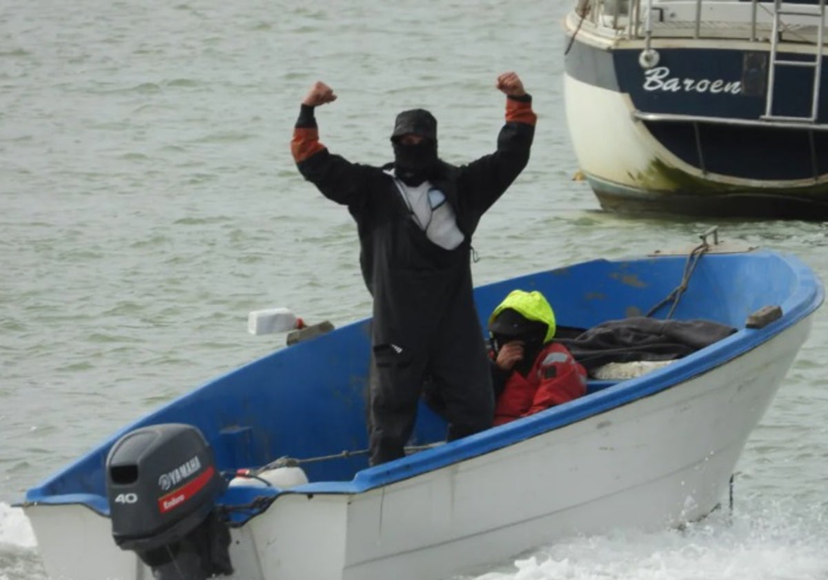 Dos 'petaqueros' cubren su rostro en los esteros de Chiclana, en una imagen de este pasado verano.