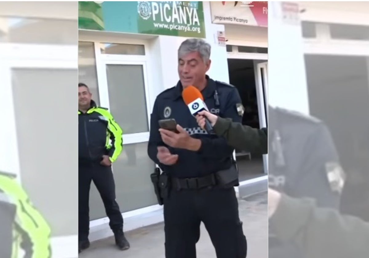 Una versión de &#039;Bailar pegados&#039; de un Policía de Jerez emociona a los vecinos afectados por la DANA de Valencia