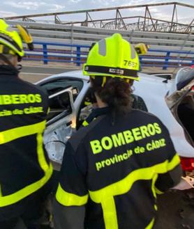 Imagen secundaria 2 - Los Bomberos han tenido que excarcelar a una mujer atrapada en el vehículo