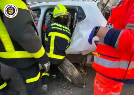 Imagen secundaria 1 - Los Bomberos han tenido que excarcelar a una mujer atrapada en el vehículo