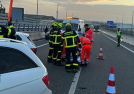 Muere un motorista y dos personas resultan heridas graves en un accidente múltiple en el Puente de la Constitución de Cádiz