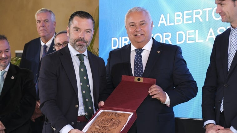 El decano de COGITI Cádiz, Domingo Villero, entrega el galardón a Alberto Cervantes, director del astillero de San Fernando.