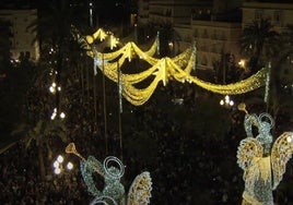 Estalla la luz y brilla la música en Cádiz como bienvenida a una Navidad 'de cine'