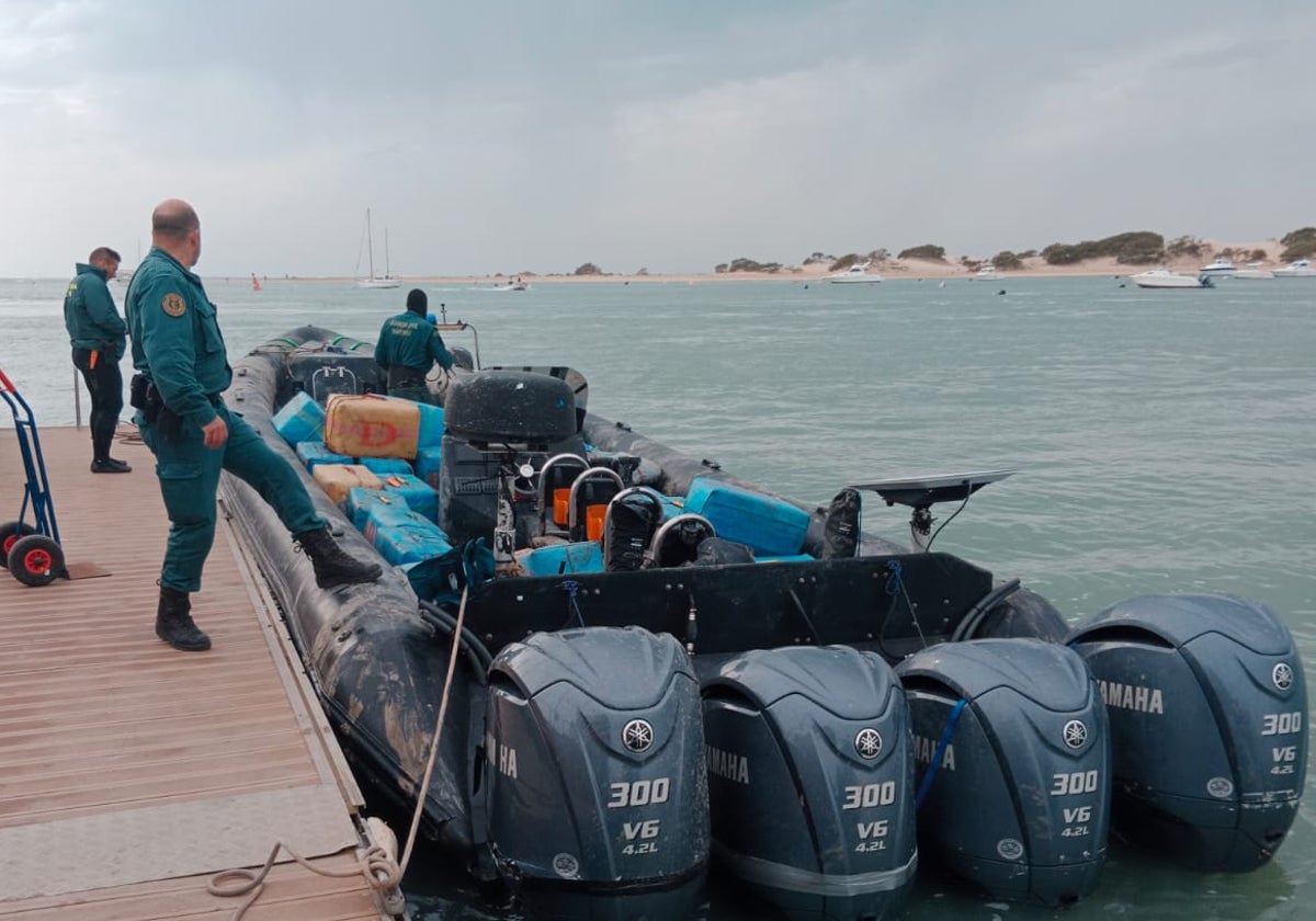 La Guardia Civil ha intervenido esta narcolancha de cuatro motores y otra embarcación recreativa.