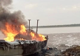 Queman otra narcolancha en la desembocadura del Guadalquivir