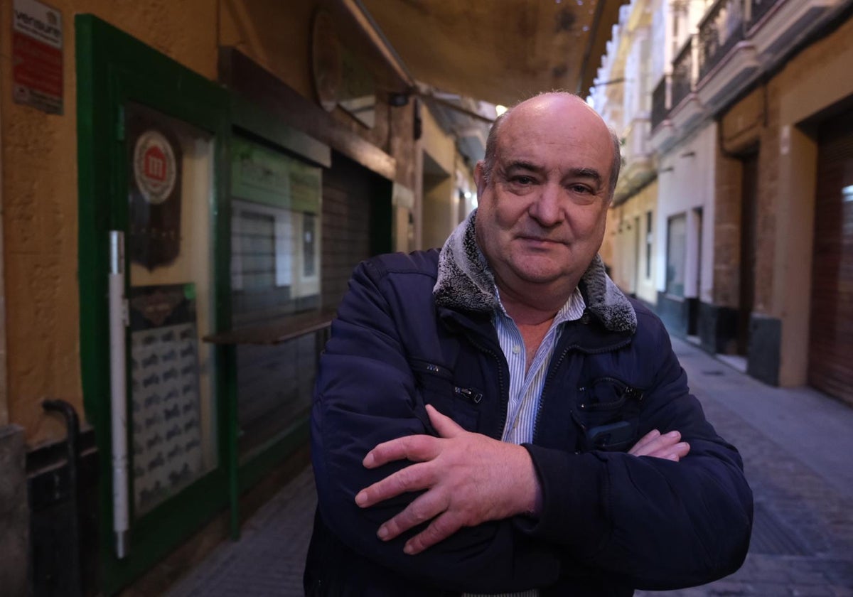 Pelayo, junto a su tienda-taberna de motos, en la gaditana calle Cobos.