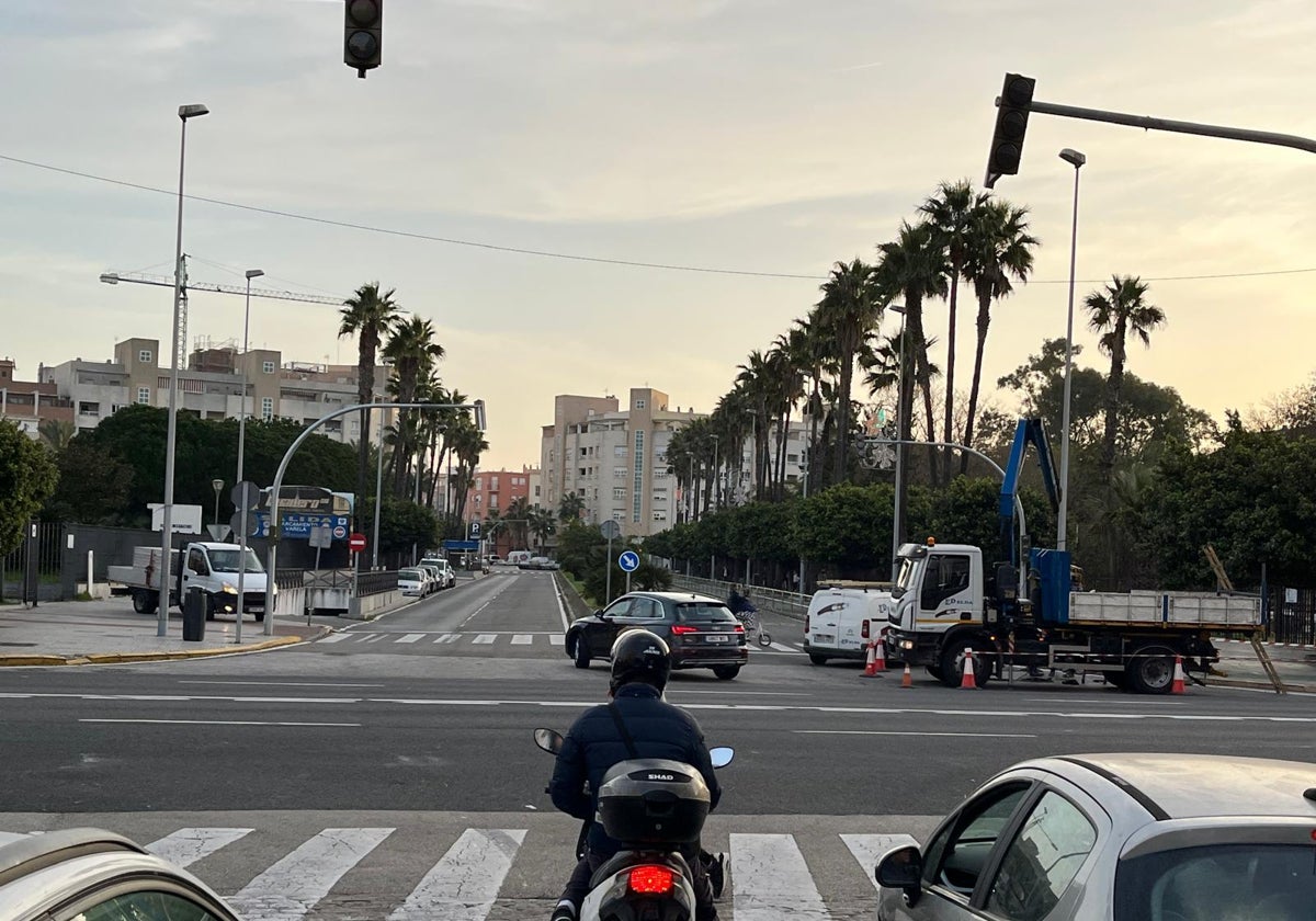 Operarios, trabajando en la mañana de este lunes en la colocación del semáforo