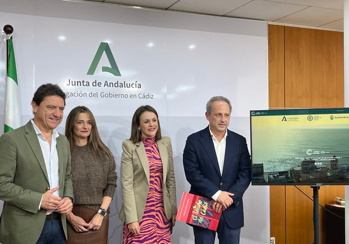 Daniel Sánchez, Yolanda Pérez, Beatriz Gandullo y José Amaya, tras el acto de presentación