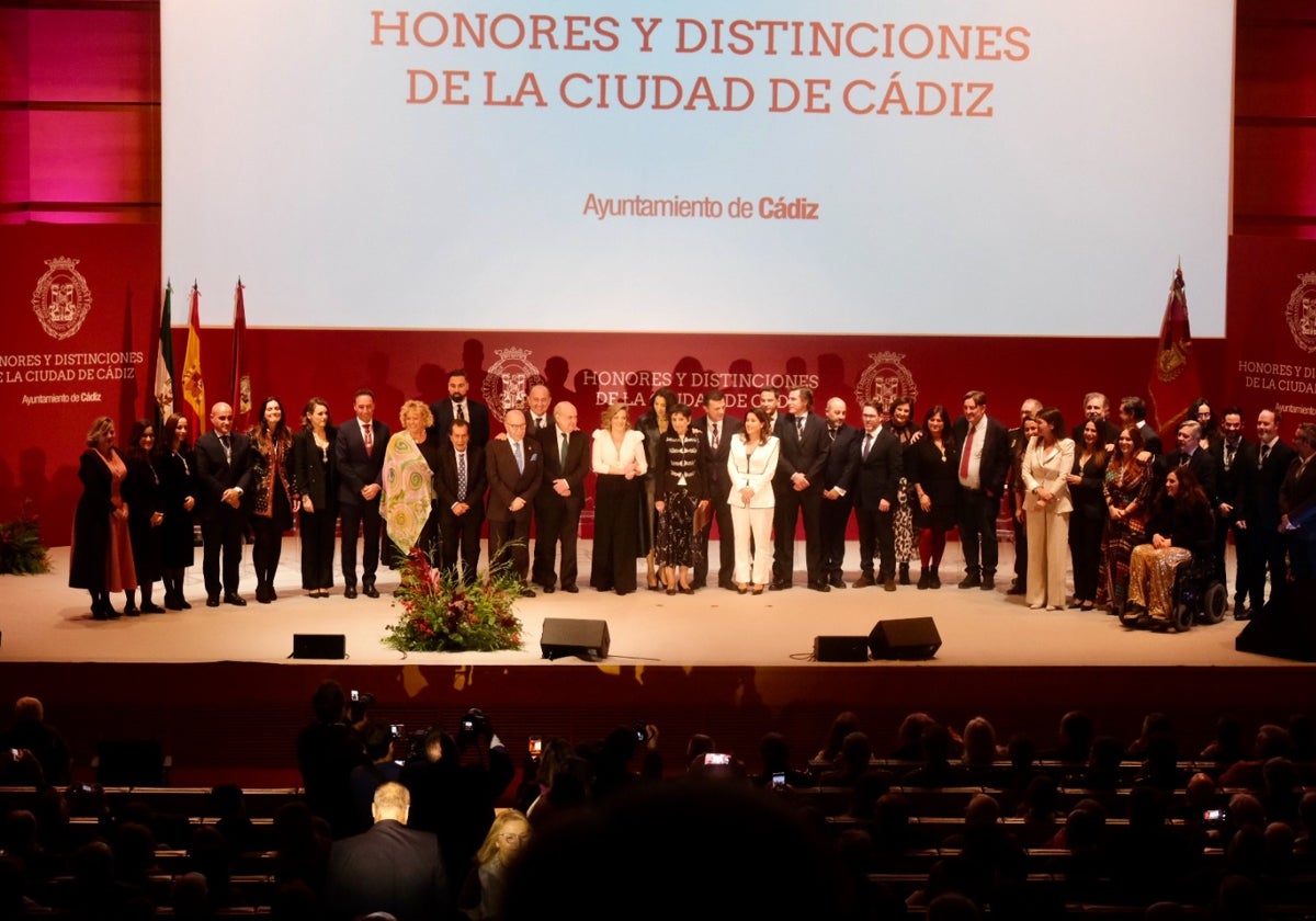 Foto de familia del acto con todas las personas distinguidas.