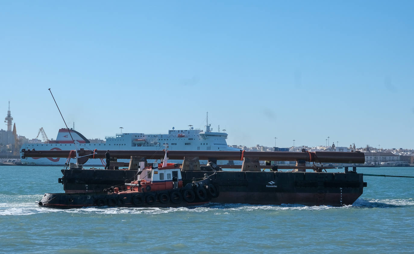 Así ha sido la llegada del mástil del &#039;Elcano&#039; a Cádiz