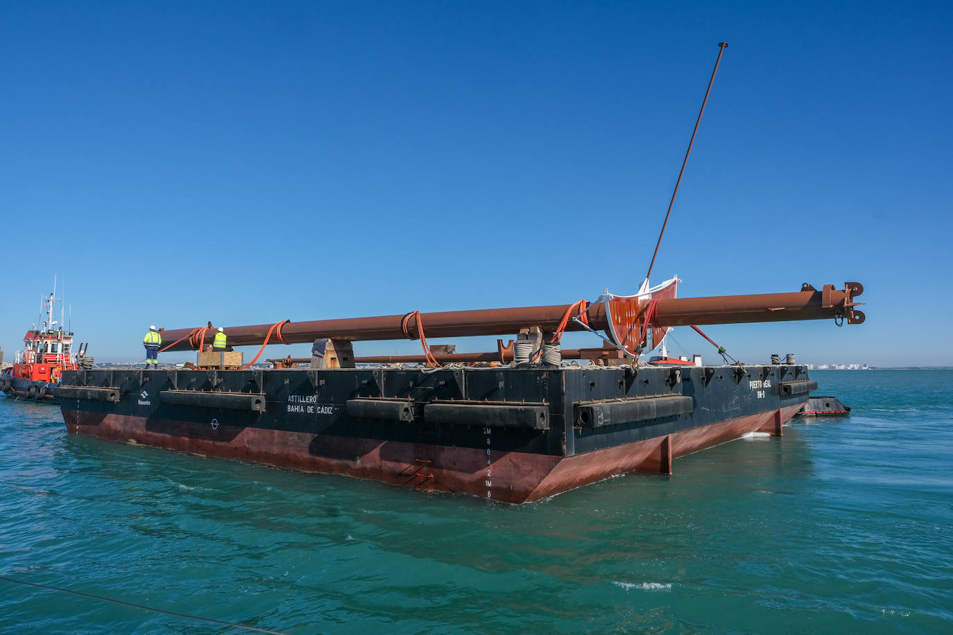 Así ha sido la llegada del mástil del &#039;Elcano&#039; a Cádiz