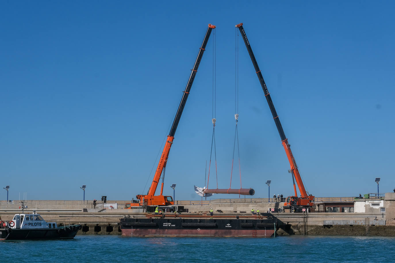 Así ha sido la llegada del mástil del &#039;Elcano&#039; a Cádiz