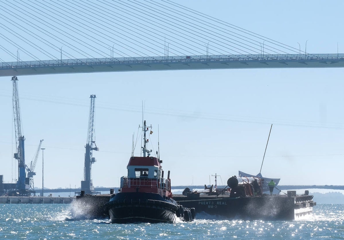 Así ha sido la llegada del mástil del &#039;Elcano&#039; a Cádiz