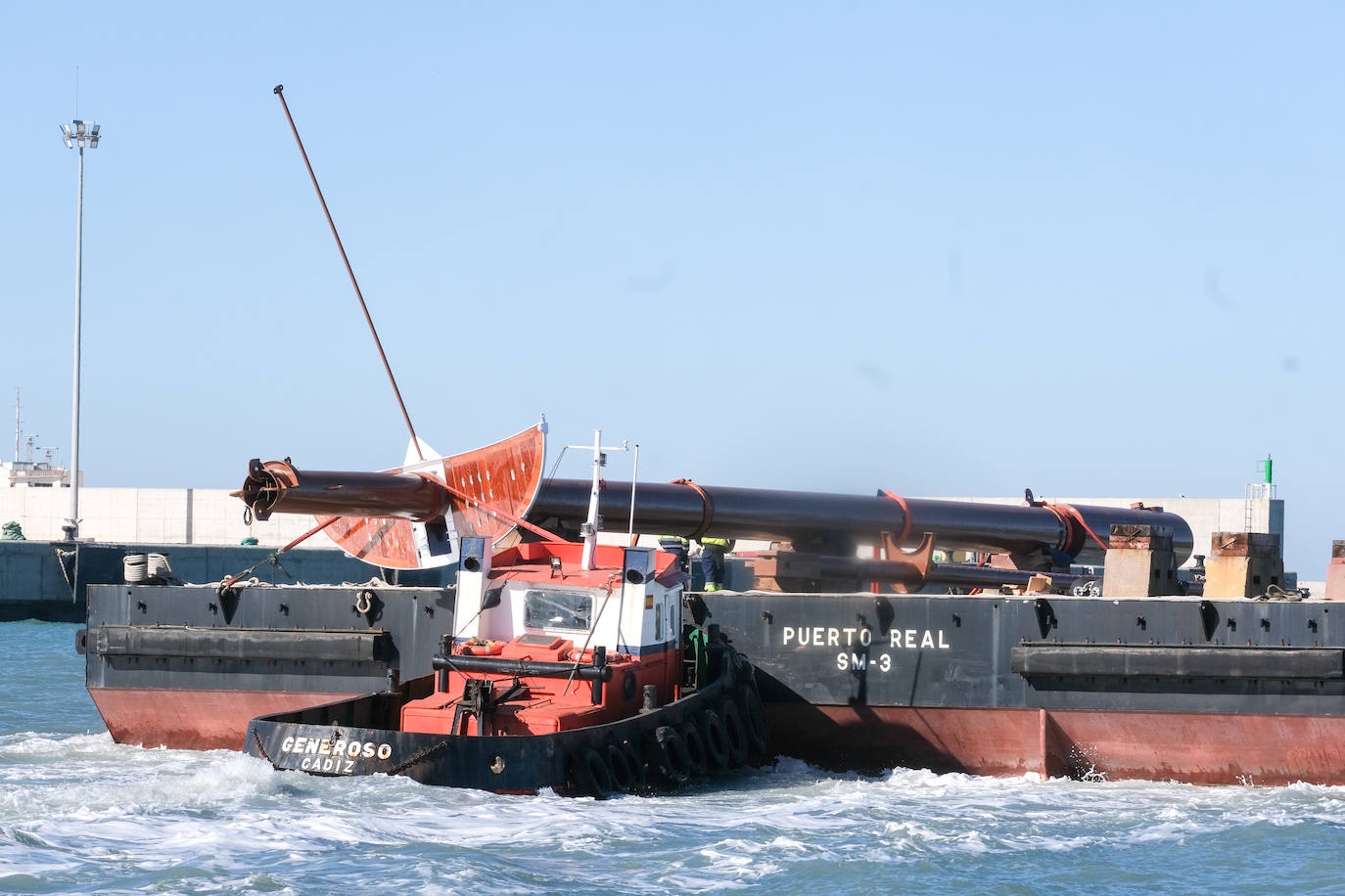 Así ha sido la llegada del mástil del &#039;Elcano&#039; a Cádiz