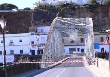 «Un fuerte crujido» obliga a cerrar el puente de hierro de San Miguel en Arcos