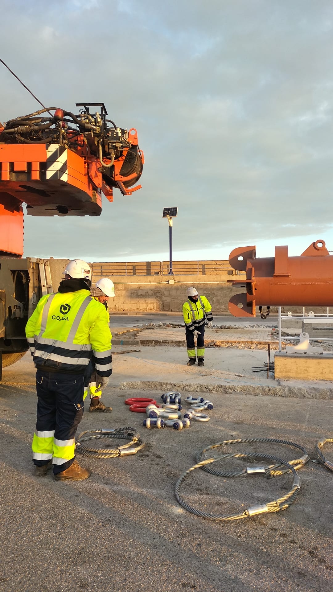 El mástil del &#039;Elcano&#039; es izado en la Punta San Felipe de Cádiz