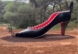 El zapato góndola gigante se queda en Cádiz