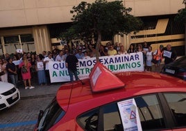 Atasco en las autoescuelas de Cádiz por la falta de funcionarios examinadores: «Es la pescadilla que se muerde la cola»