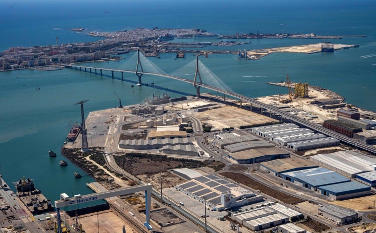 Imagen principal - Vista panorámica del polígono de La Cabezuela, en la orilla de Puerto Real, y terminal de contenedores, en el Muelle Reina Sofía, de Cádiz