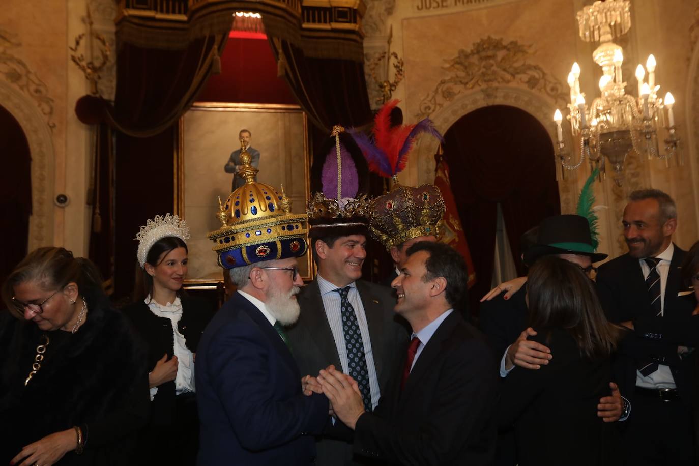 Fotos: entrega de las coronas a los Reyes Magos del año 2025