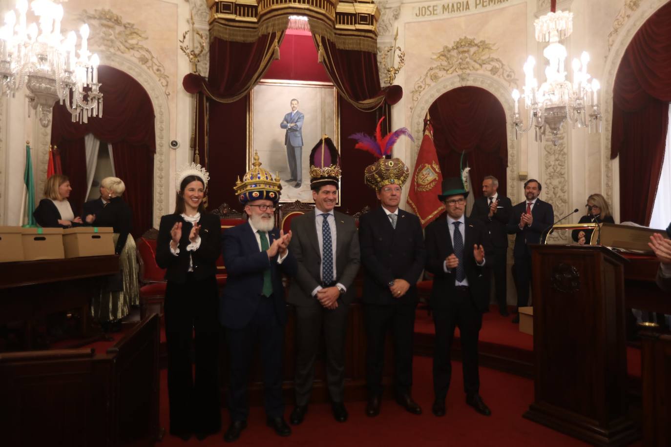 Fotos: entrega de las coronas a los Reyes Magos del año 2025