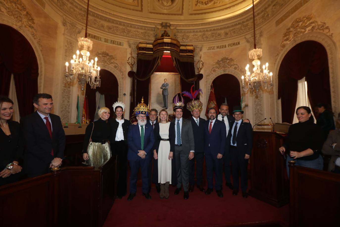 Fotos: entrega de las coronas a los Reyes Magos del año 2025