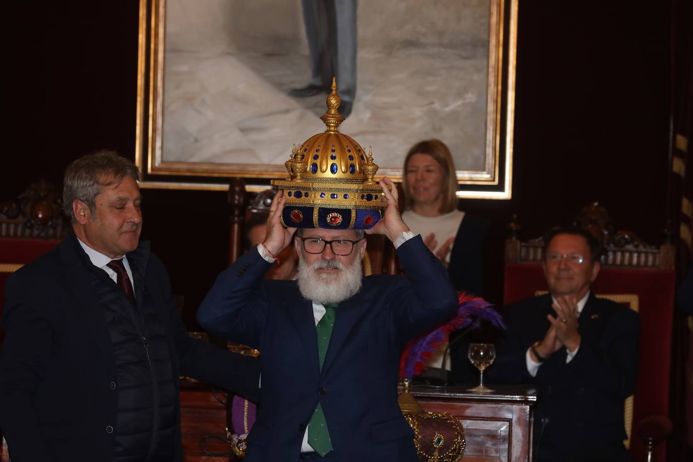 Fotos: entrega de las coronas a los Reyes Magos del año 2025