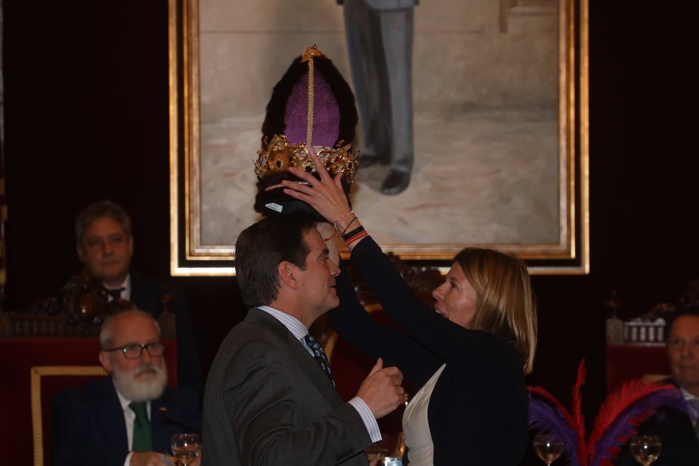 Fotos: entrega de las coronas a los Reyes Magos del año 2025