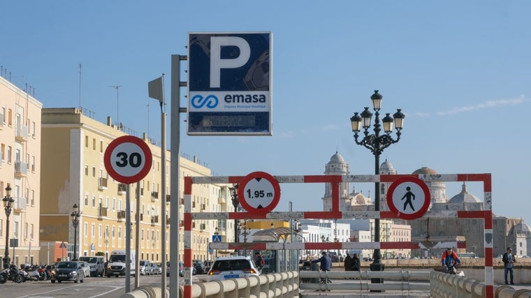 Una de las dos entradas del aparcamiento del Campo del Sur de Cádiz.