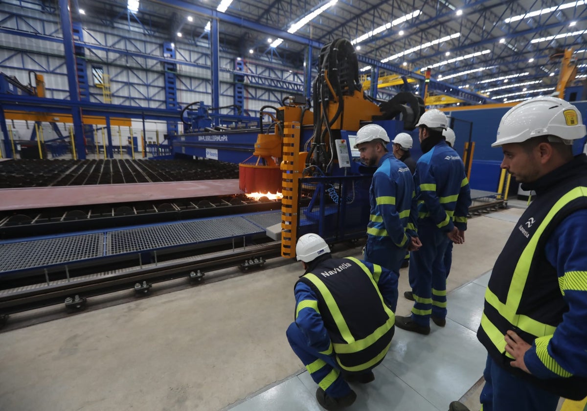 Un  momento del corte de chapa en Navantia San Fernando