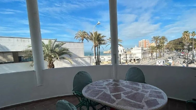 Así es el piso de Cádiz en el que puedes desayunar todos los días viendo La Caleta: está a la venta por este increíble precio