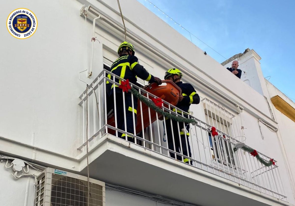 Bomberos rescatan a una persona en su domicilio en San Fernando