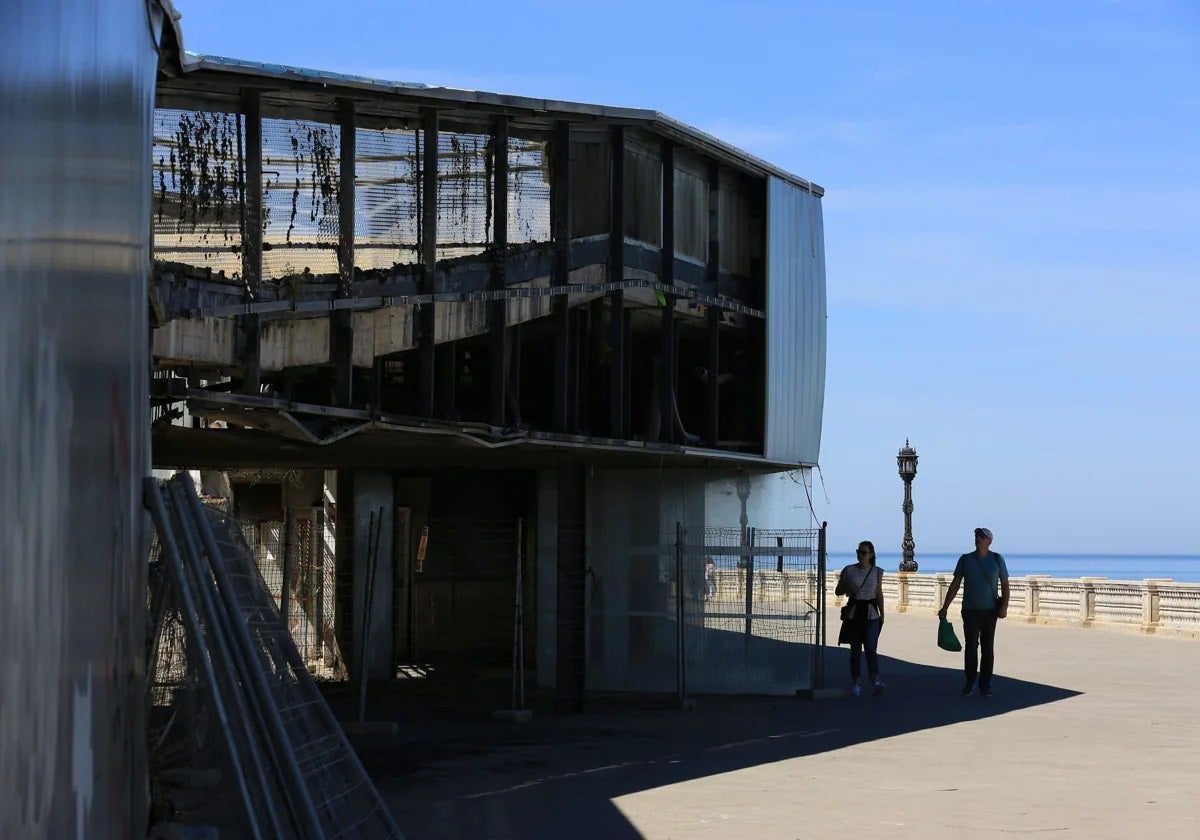 Parte de la pérgola-mirador que fue arrasada por el fuego en 2020.