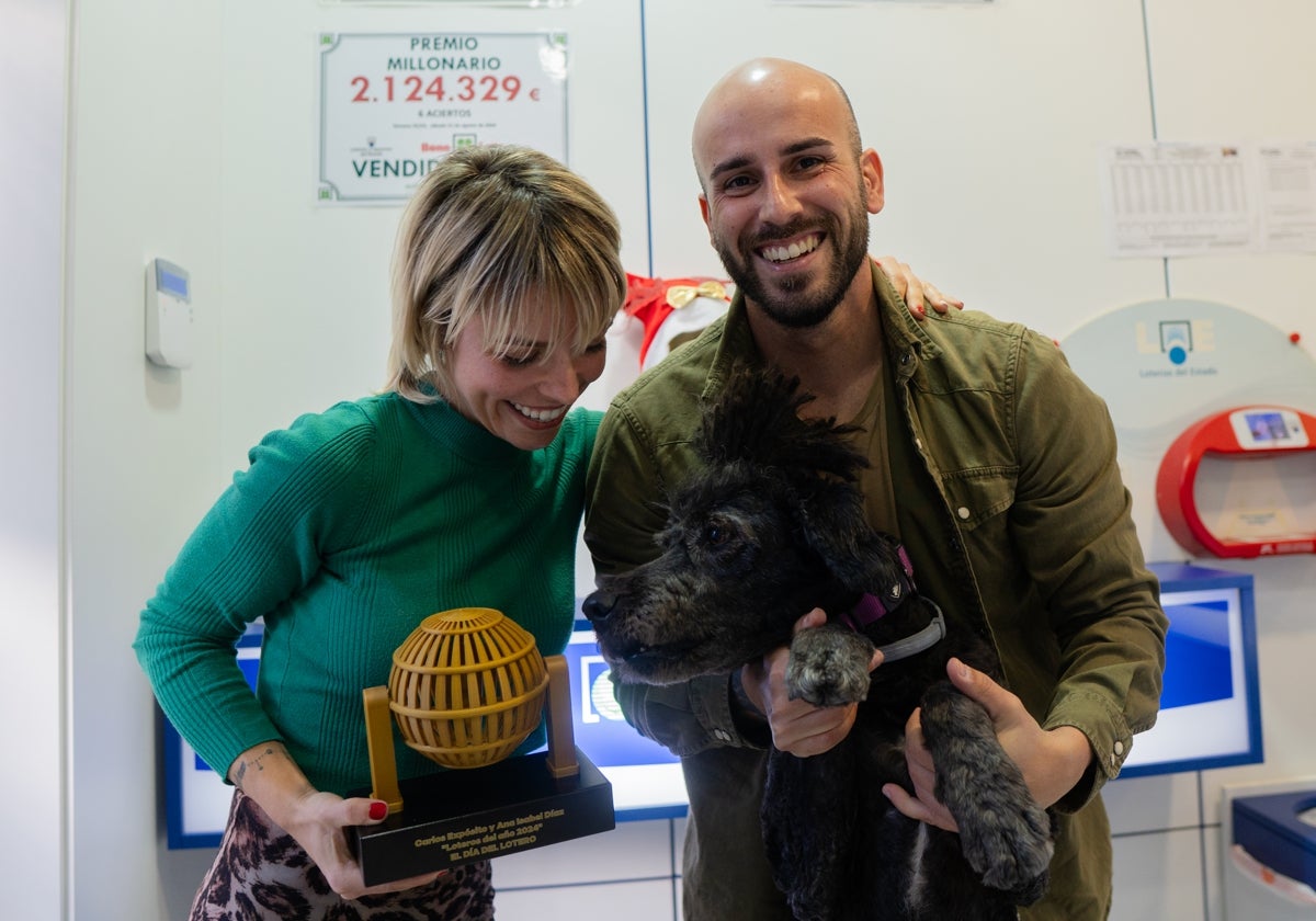 Los loteros Carlos Expósito y Ana Díaz y su perra Lola