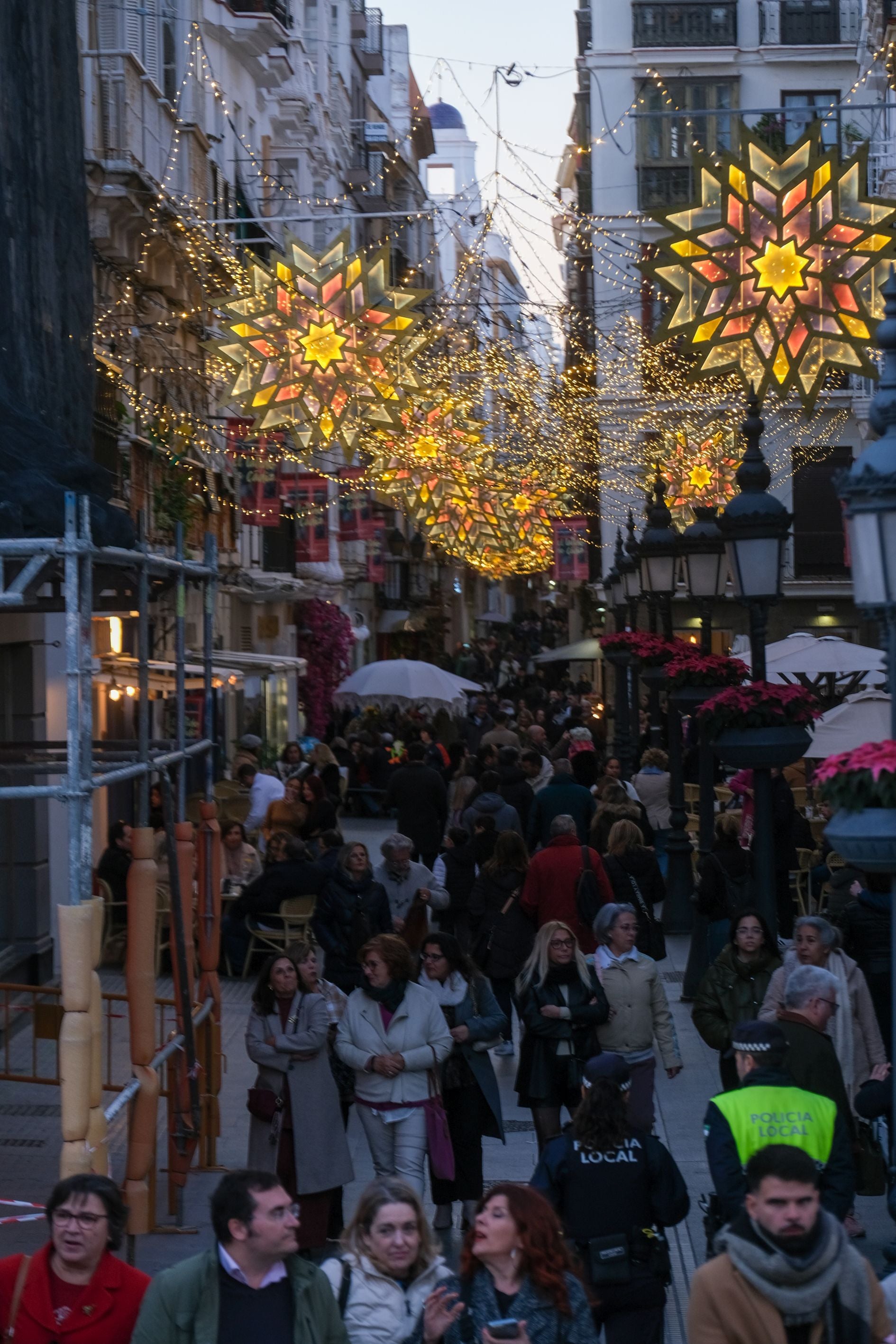 Cádiz, así brilla en Navidad: un paseo por sus calles, sus plazas y sus belenes