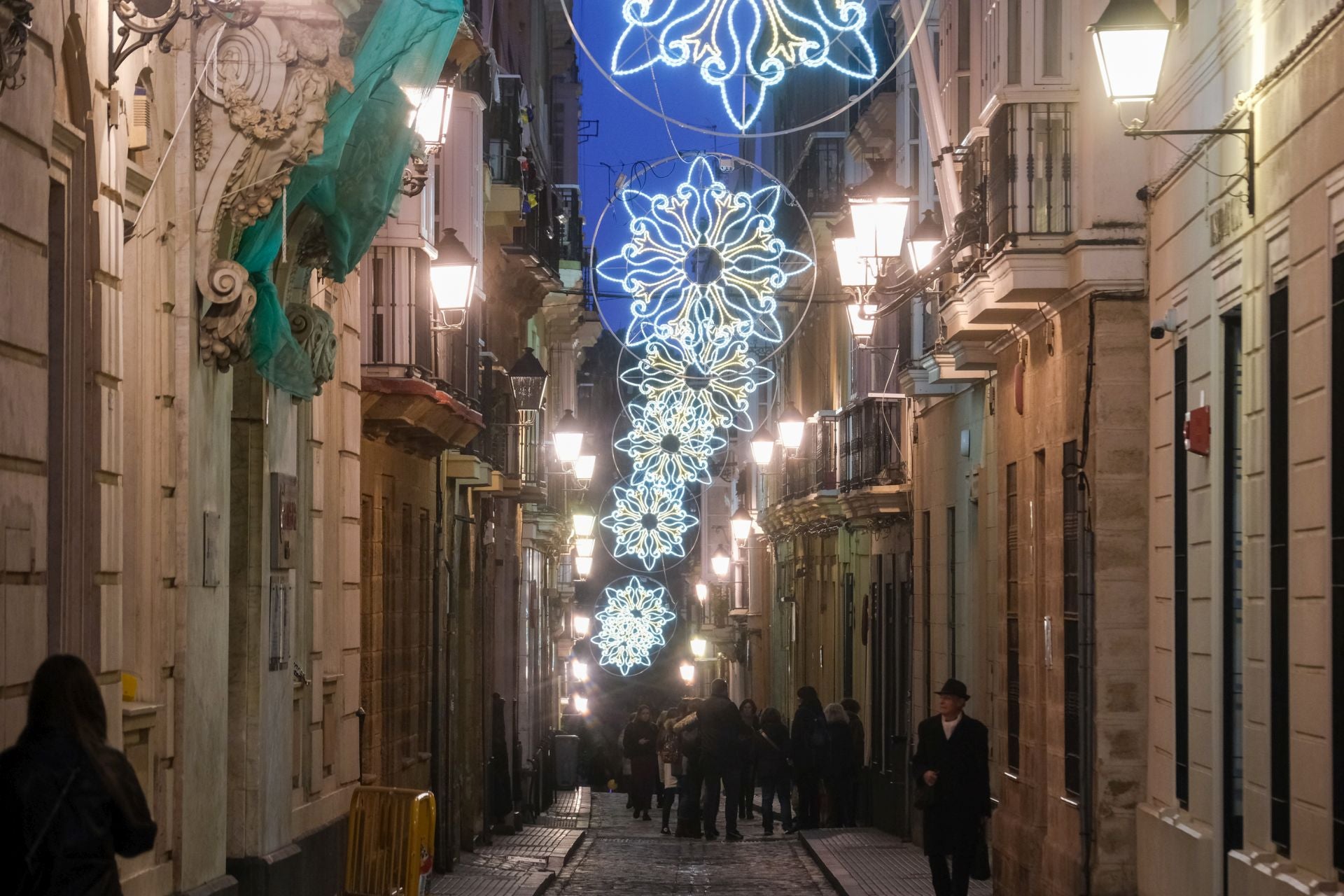 Cádiz, así brilla en Navidad: un paseo por sus calles, sus plazas y sus belenes