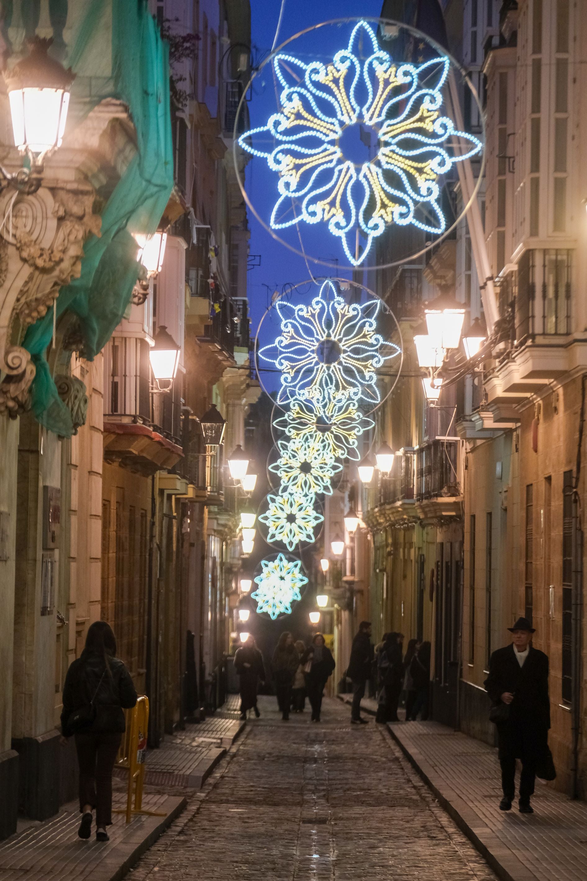 Cádiz, así brilla en Navidad: un paseo por sus calles, sus plazas y sus belenes