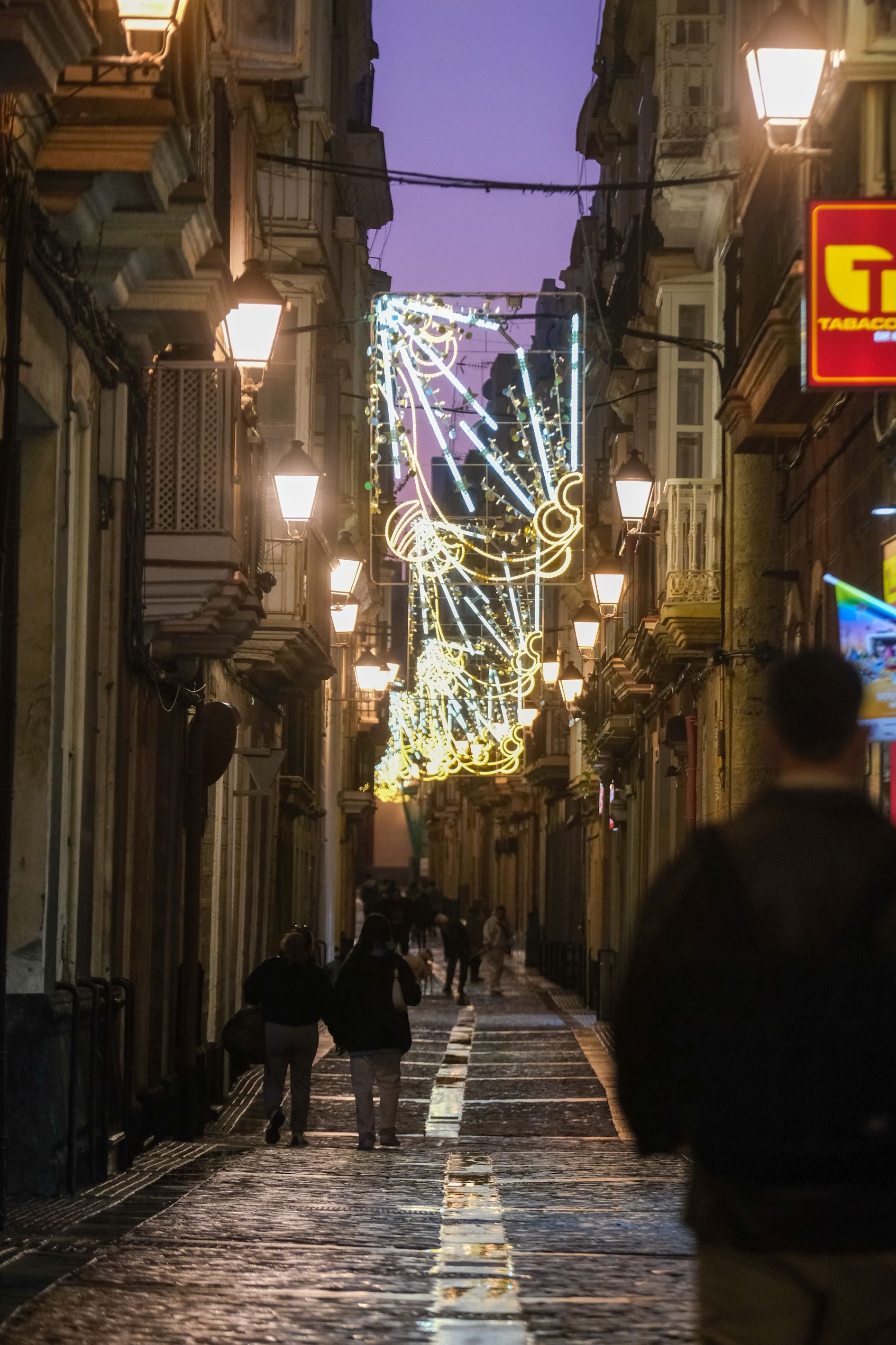 Cádiz, así brilla en Navidad: un paseo por sus calles, sus plazas y sus belenes