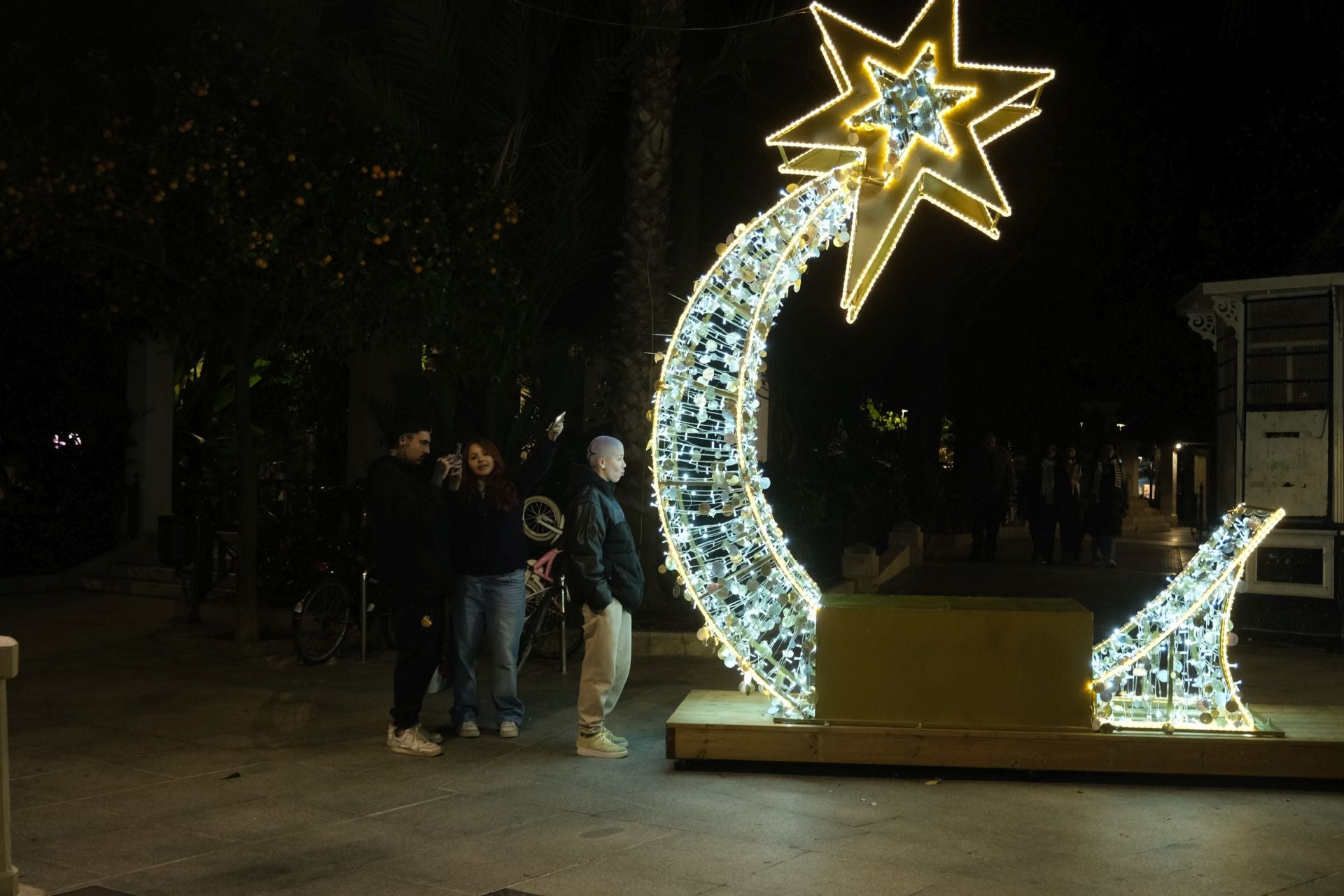 Cádiz, así brilla en Navidad: un paseo por sus calles, sus plazas y sus belenes