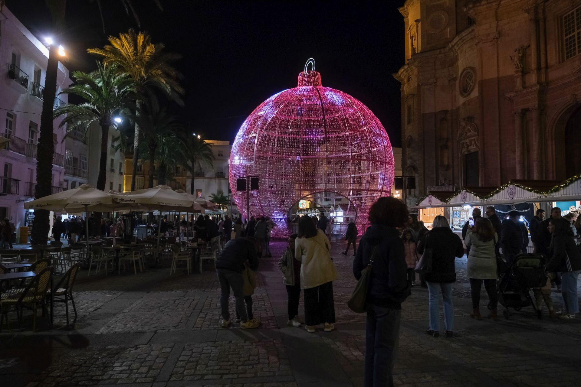 Cádiz, así brilla en Navidad: un paseo por sus calles, sus plazas y sus belenes