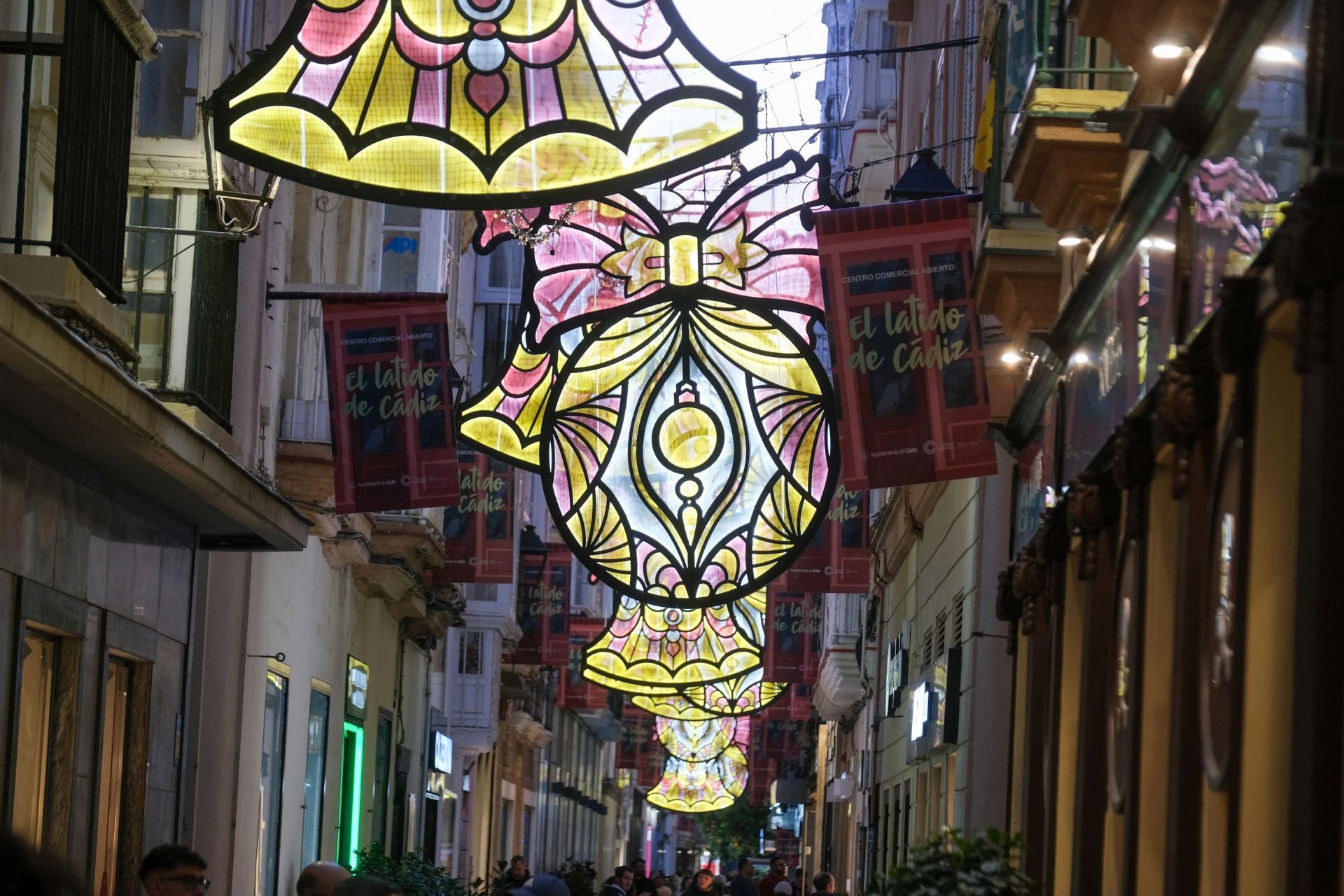 Cádiz, así brilla en Navidad: un paseo por sus calles, sus plazas y sus belenes