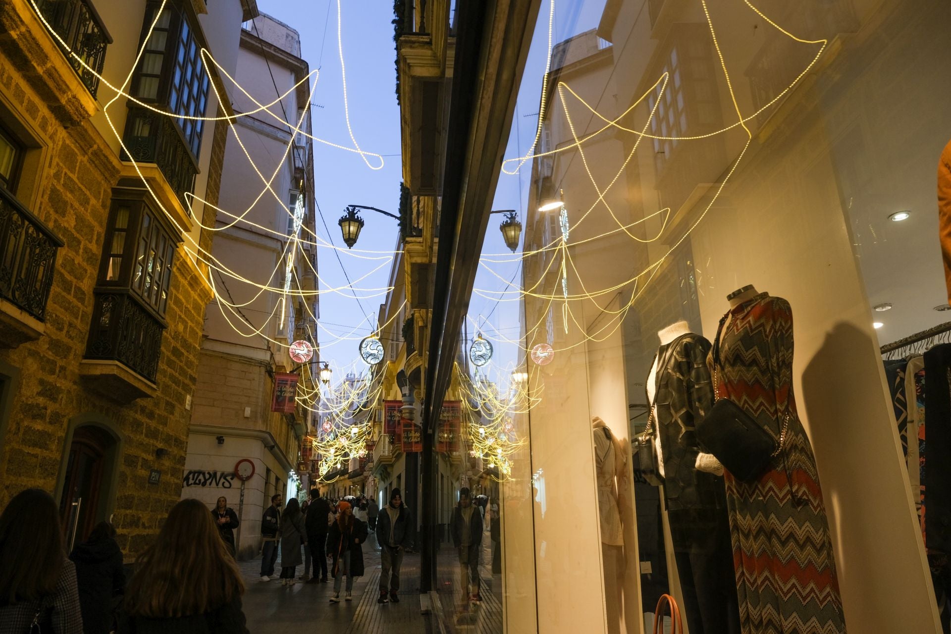 Cádiz, así brilla en Navidad: un paseo por sus calles, sus plazas y sus belenes