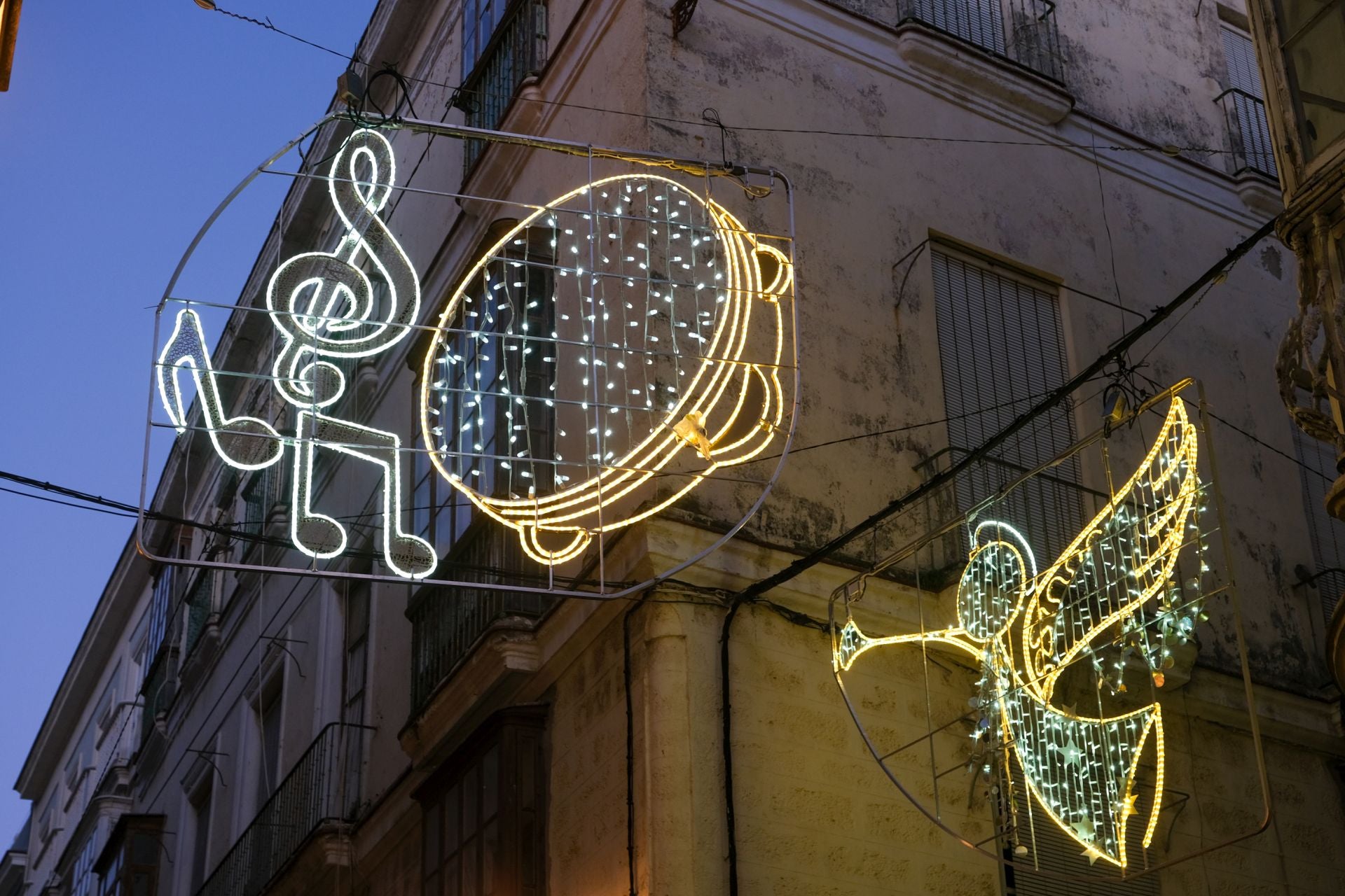 Cádiz, así brilla en Navidad: un paseo por sus calles, sus plazas y sus belenes