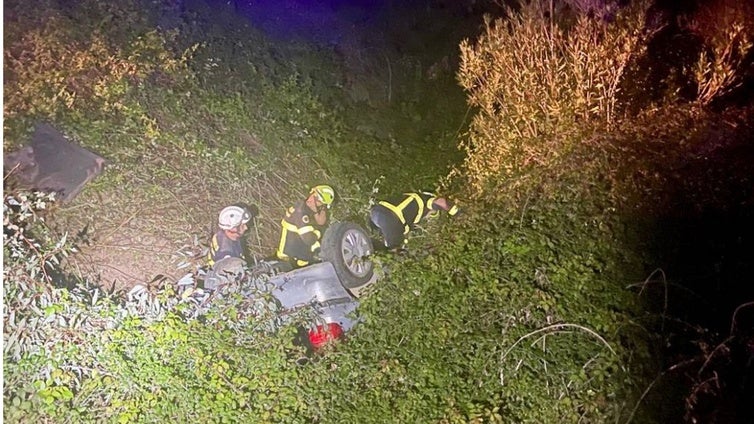 Rescate de un vehículo que había caído a un arroyo en la Sierra de Cádiz