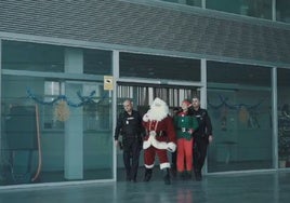 Vídeo: así ha sido la emotiva visita de Papá Noel, de la mano de la Policía Nacional, en San Fernando