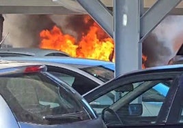 Vídeo: El fuego devora varios coches en el aparcamiento de Bahía Sur, en San Fernando