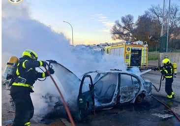 Un coche sale ardiendo en la Urbanización de Carabina, en Chiclana