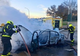 Un coche sale ardiendo en la Urbanización de Carabina, en Chiclana