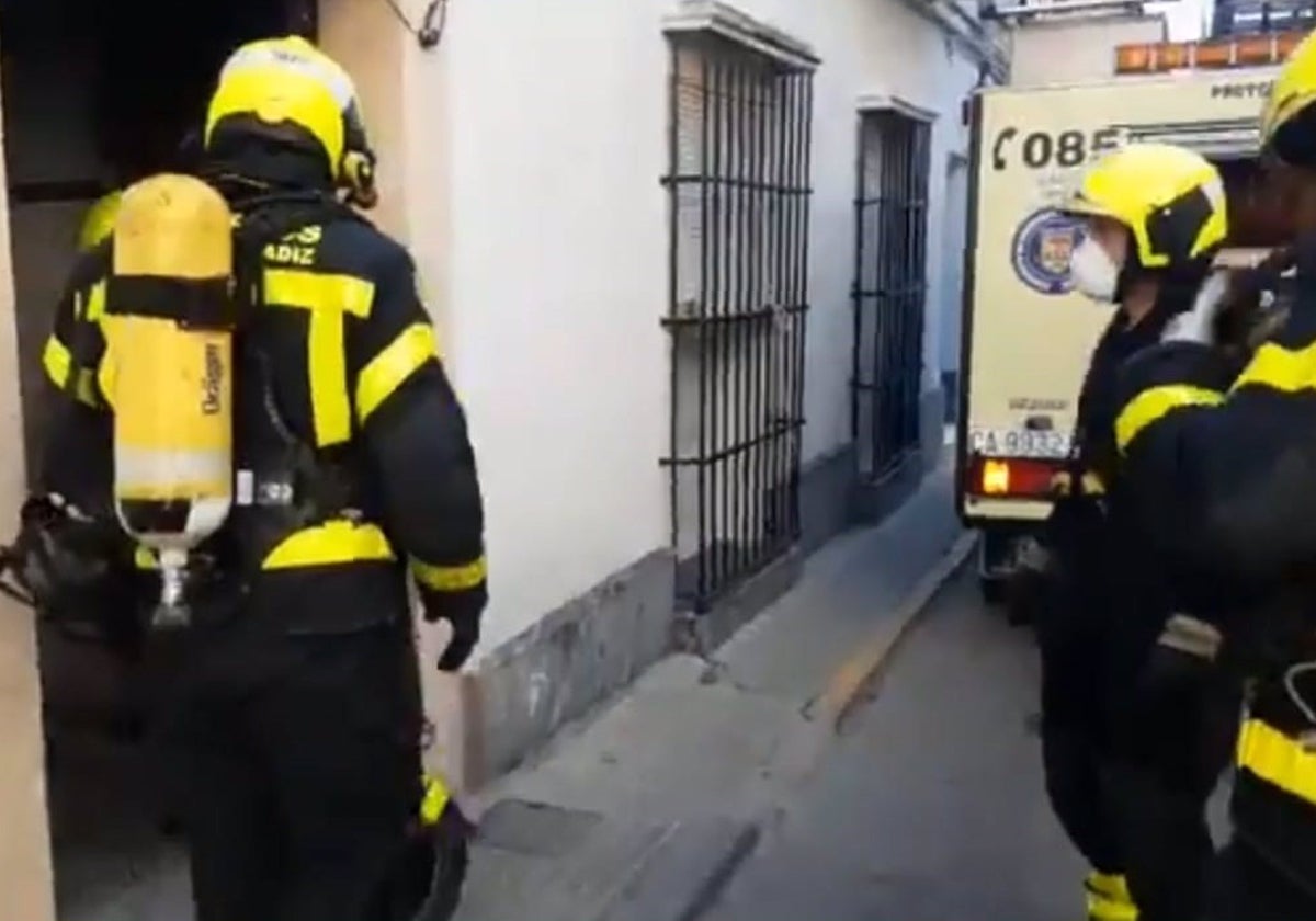 Imagen de archivo de bomberos durante una actuación.