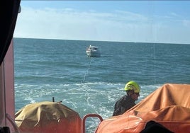 Asistencia en el mar: Salvamento Marítimo rescata a dos personas en aguas de Chipiona